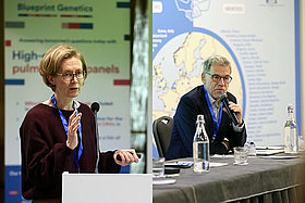 Collage: links: Frau auf einer Konferenz bei einem Vortrag, rechts: Mann auf einer Konferenz bei einem Votrag