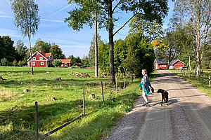 Julia mit ihrer Hündin in Schweden