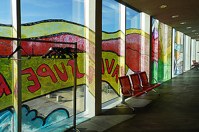 Innenansicht „Oh Caspar! You must be some kind of superstar“, 2024, WindowColor auf PVC-Folie, 55-teilig, Maße variabel | www.paulinestopp.de, Fotografin © Pauline Stopp
