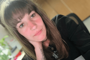 Selbstportrait einer jungen, nachdenklichen Frau