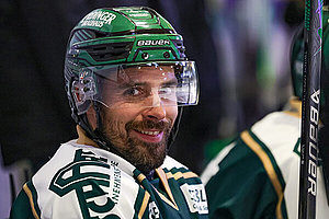 Portrait von Mann mit Bart in Eishockey-Schutzkleidung