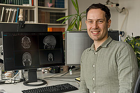 Dr. sc. hum. Niclas Hagen sitzt am Schreibtisch vor seinem Computerbildschirm.