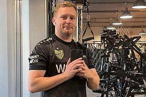 Selfie im Fitnessstudio Mann im Sporttrikot macht Selfie im Fitnessstudio.