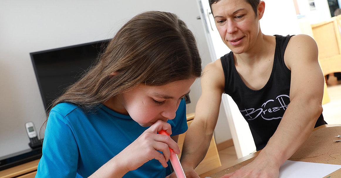 Anna macht Physiotherapie. Eine Therapeutin unterstützt sie dabei. Foto: Floryan Neye