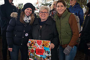 Anna Hilf-Bau, Hanne Buder-Leitgen, Tanja Dorner Drei Frauen, zwei jünger, die Frau in der Mitte etwas älter, stehen auf dem Weihnachtsmarkt zusammen.
