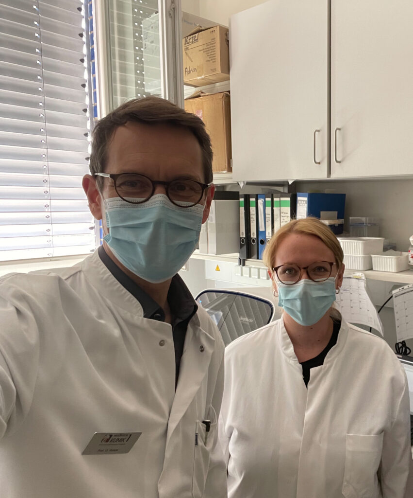 Prof. Gernot Rohde und Dr. Carla Bellinghausen an ihrem Arbeitsplatz im Labor. Foto: Mukoviszidose e.V.