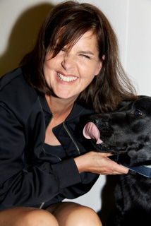 Die Schauspielerin Miriam Maertens mit ihrem Hund. 