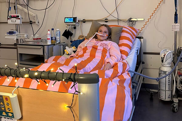 Mädchen in einem Krankenbett im Krankenhaus mit Sauerstoff