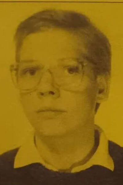 Altes, gelb gefärbtes Foto von einem jungen Mann mit großer Brille. 