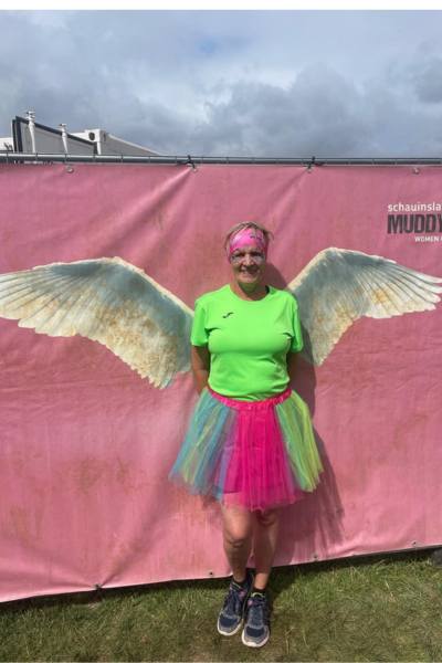 Waltraud Ralle-Klein mit Engelsflügeln bei einem Mud Run 2025