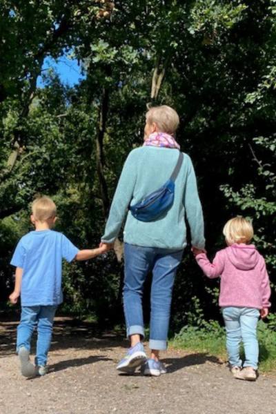 Waltraud Ralle-Klein geht mit ihren zwei Enkelkindern spazieren.