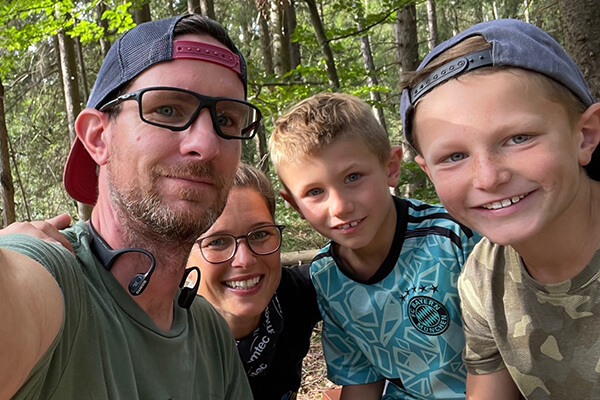 Familienselfie im Wald Ein Familienselfie: Vater, Mutter, zwei Jungen