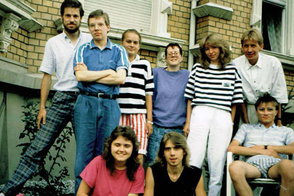 Gruppe von jüngeren Menschen, Foto stammt etwa aus den 1980er Jahren