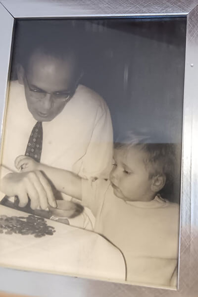 Abfotografierter Bilderrahmen, darin ein Schwarz-weiß-Foto von einem kleinen Kind mit einem älteren Mann