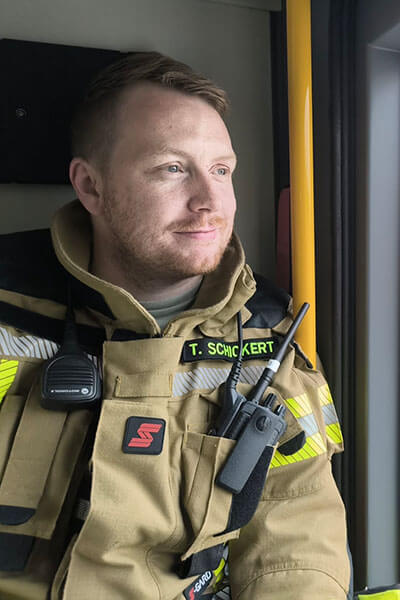 Mann in Feuerwehrkleidung
