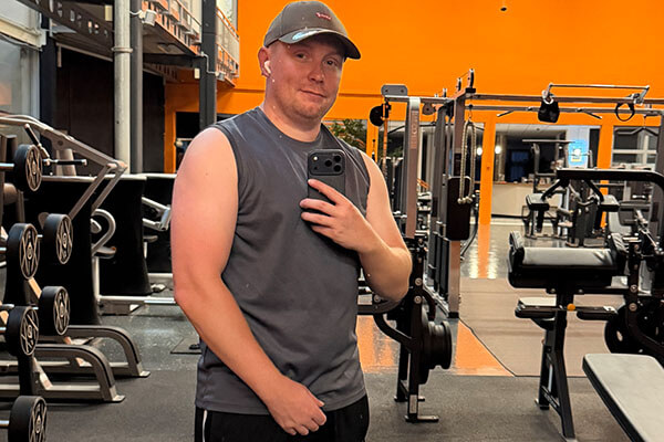 Selfie von einem Mann mit Cappie im Fitnessstudio